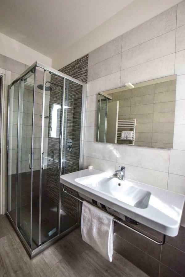 Gambisa Street Hotel Soliera Luaran gambar