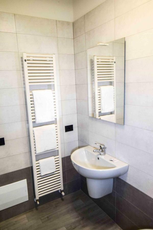 Gambisa Street Hotel Soliera Luaran gambar